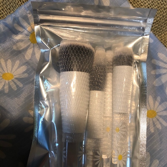 F.A.R.A.H Make up Brushes 4pc Complete Face Set w Matching Bag NEW SEALED - Picture 3 of 3